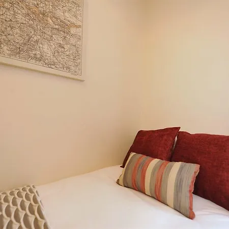 Gail'S Guest House-3